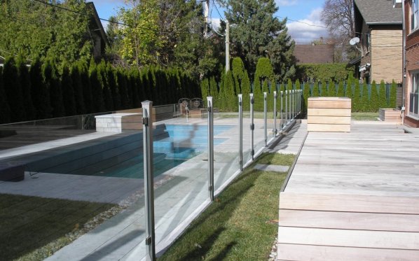 Cl&ocirc;ture en verre autour d'une piscine