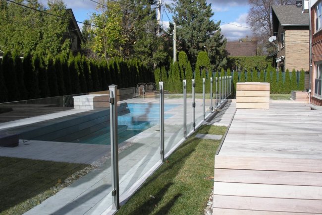 Clôture en verre autour d'une piscine